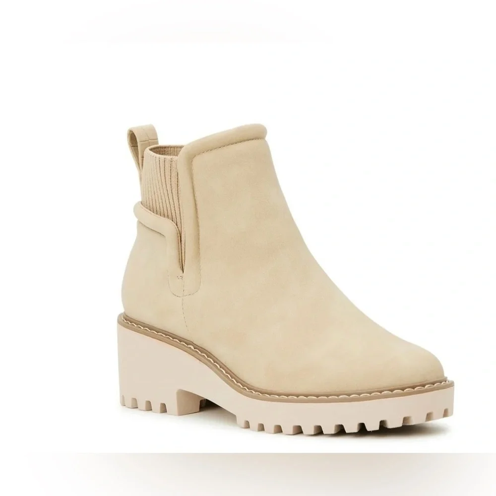NWOB Chelsea Boots